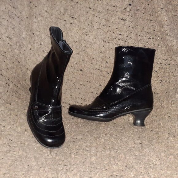 LA CANADIENNE-Black Crinkly Patent Leather Booties-Side Zip-Sz 5.5-Excellent - Picture 1 of 6